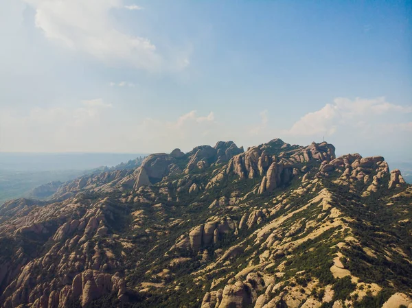 Montserrat, Katalonien, Spanien. Top View Hillside Cave Santa Cova De Montserrat eller heliga grottan av Montserrat i sommar dag. — Stockfoto