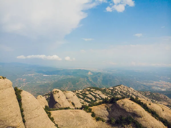 Montserrat, Katalonya, İspanya. Hillside mağara Santa Cova De Montserrat veya yaz günü kutsal Montserrat mağara üstten görünüm.
