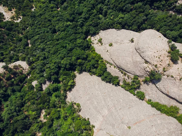 Montserrat, Catalogne, Espagne. Vue du dessus De La Grotte De Montserrat De Cova De Cova De Colline Ou De La Grotte Sainte De Montserrat Dans Le Jour D'été . — Photo