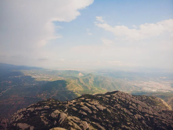 몬세라트, 카탈로니아, 스페인입니다. 언덕 동굴 산타 코 바 데 몬 또는 여름 날에 몬세라트의 거룩한 동굴의 상위 뷰. — 스톡 사진