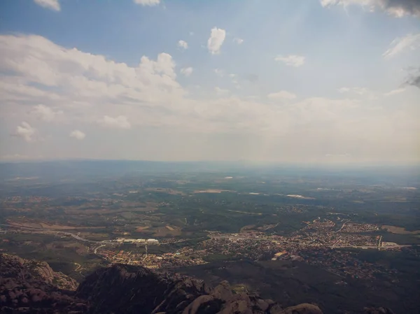 Montserrat, Španělsko. Pohled shora svahu jeskyni Santa Cova De Montserrat nebo svaté jeskyně Montserrat v letním dni. — Stock fotografie