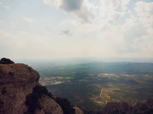 Montserrat, Katalonien, Spanien. Blick von oben auf die Hanghöhle Santa cova de montserrat oder heilige Höhle von montserrat im Sommer. — Stockfoto