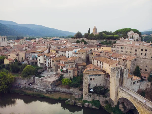 Besalu es un pueblo medieval en la provincia de Girona en España — Foto de Stock