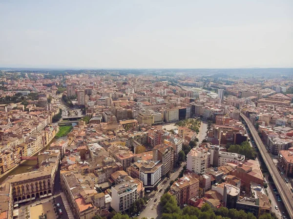 Girona - cidade na Catalunha, Espanha. Ponte do rio Onyar, arquitetura mediterrânea colorida. Catedral proeminente — Fotografia de Stock