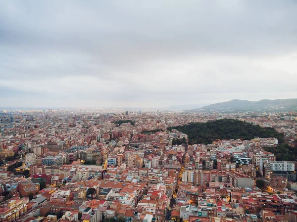 Flygfoto Sants-Montjuic bostadsområde från helikopter. Barcelona — Stockfoto