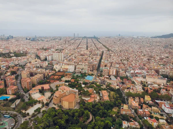 Flygfoto Sants-Montjuic bostadsområde från helikopter. Barcelona — Stockfoto