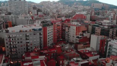 Helikopter havadan görünümü Sants-Montjuic yerleşim bölgesi. Barcelona