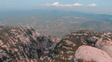 Montserrat, Katalonya, İspanya. Hillside mağara Santa Cova De Montserrat veya yaz günü kutsal Montserrat mağara üstten görünüm.