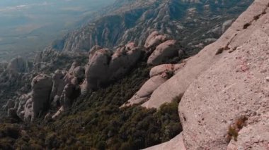 Montserrat, Katalonya, İspanya. Hillside mağara Santa Cova De Montserrat veya yaz günü kutsal Montserrat mağara üstten görünüm.