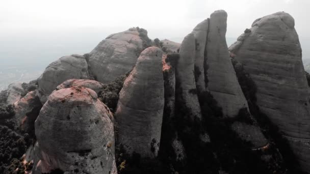 Montserrat, Cataluña, España. Vista superior de la cueva de la colina Santa Cova De Montserrat o la cueva santa de Montserrat en el día de verano . — Vídeos de Stock