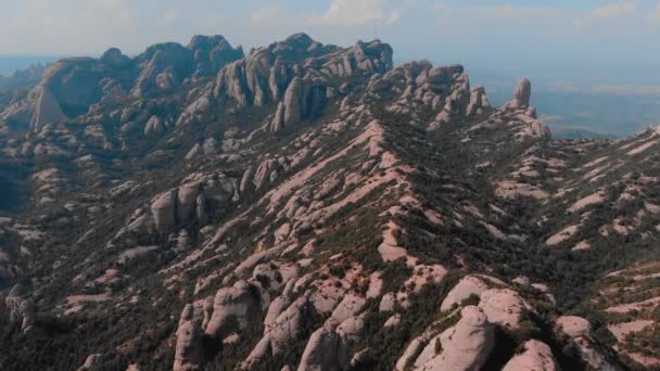 Montserrat, Španělsko. Pohled shora svahu jeskyni Santa Cova De Montserrat nebo svaté jeskyně Montserrat v letním dni. — Stock video