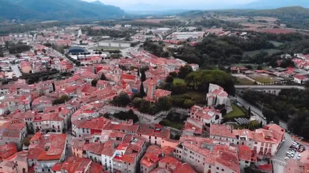 Besalú är medeltida by i Girona-provinsen i Spanien — Stockvideo