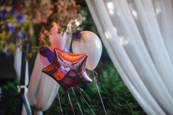 Globos de colores, dorados, blancos, rojos, serpentinas aisladas . — Foto de Stock