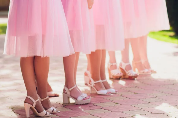 Nahaufnahme schlanker Beine einer Frau, die Schuhe mit hohen Absätzen trägt. — Stockfoto