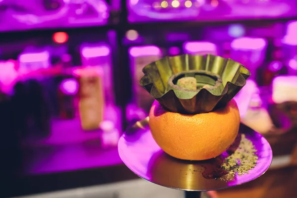 Stilvolle Wasserpfeife mit Aroma Grapefruit zum Entspannen. Grapefruit Shisha. Shisha-Lounge — Stockfoto