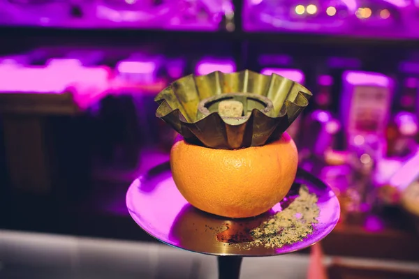 Stilvolle Wasserpfeife mit Aroma Grapefruit zum Entspannen. Grapefruit Shisha. Shisha-Lounge — Stockfoto