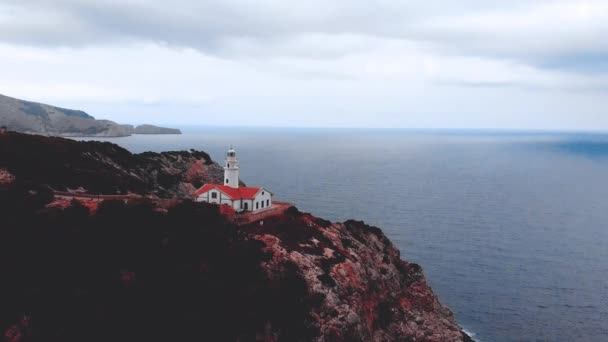 Faro en Cabo Formentor en Costa del Norte de Mallorca, España. Amanecer artístico y paisaje al atardecer — Vídeos de Stock