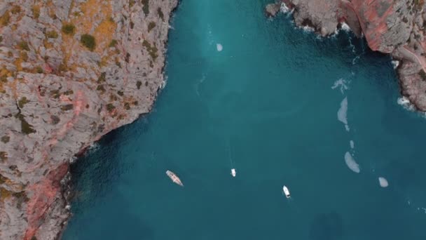 Port de Sa Calobra - gyönyörű tengerparti út és a táj, Mallorca, Spanyolország — Stock videók