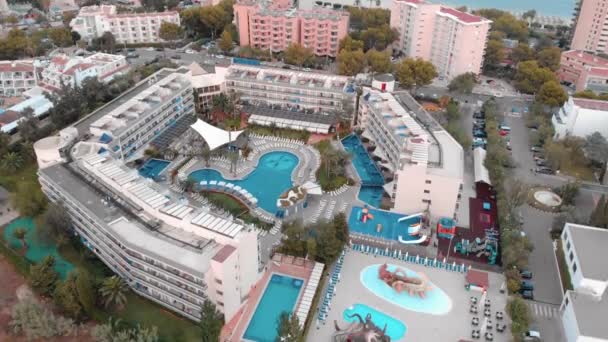 BARCELONA, ESPANHA - 22 AGOSTO 2018: Vista para a piscina exterior do hotel — Vídeo de Stock