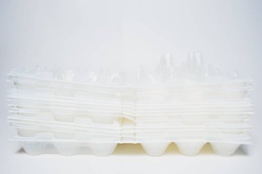 Beyaz arka plan üzerinde izole kırpma yoluyla plastik yumurta kutusu.