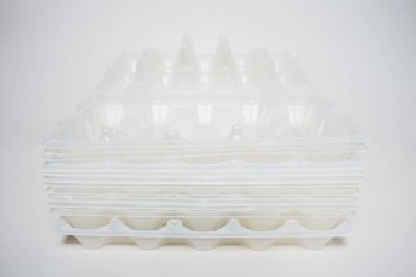 Beyaz arka plan üzerinde izole kırpma yoluyla plastik yumurta kutusu.