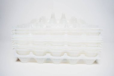 Beyaz arka plan üzerinde izole kırpma yoluyla plastik yumurta kutusu.