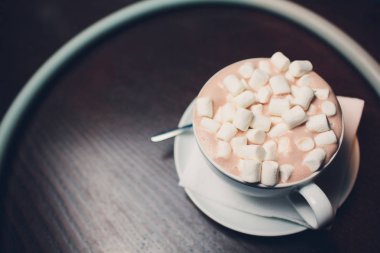 Aromatik kakao marshmallows, üstten görünüm ile bir tutan kadın.
