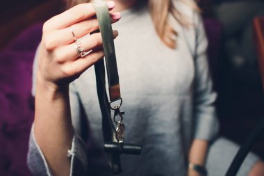 siyah kuşak kadın elele.