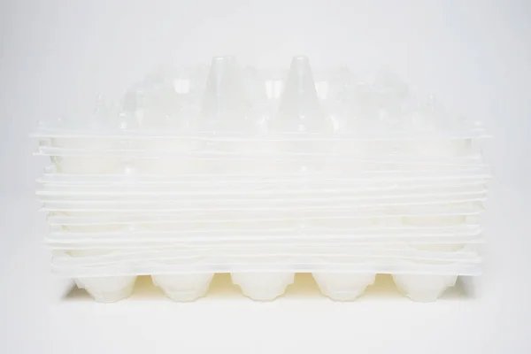Plastic eieren doos met uitknippad geïsoleerd op witte achtergrond. — Stockfoto