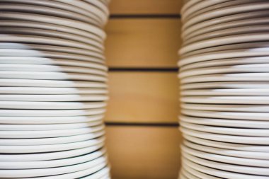 birçok boş beyaz yemek masada.