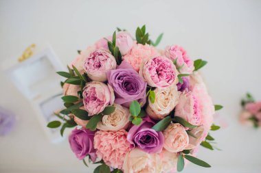 Güzel düğün buket gelinler elinde. Ortanca, eustoma, gelinler buket gül.