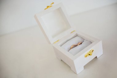 Mücevher kutusunda elmas yüzük.