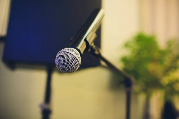 Close-up de microfone na sala de concertos ou sala de conferências. — Fotografia de Stock