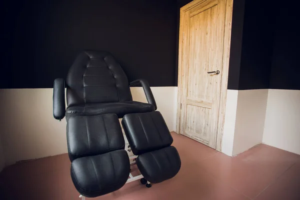 Divano Vintage nero sedia in soggiorno moderno . — Foto Stock