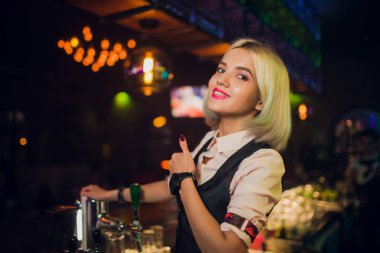 Tezgahın arkasındaki gece barında bir kızın portresi..