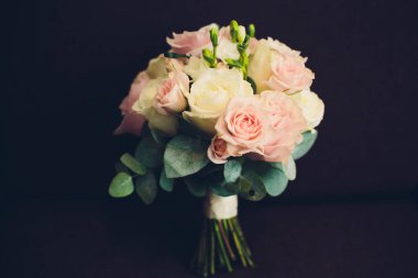 siyah arka plan üzerine beyaz ve pembe gül buketi güzel düğün.