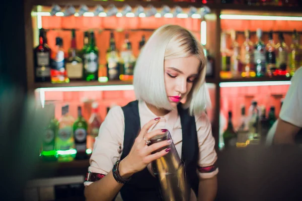 Барменша. Девушка с светлыми волосами. приготовление коктейлей в ночном баре . — стоковое фото