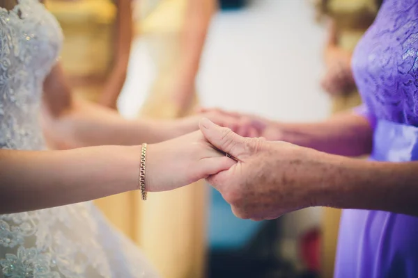 Två guldringar i räcka av brudgummen. Bruden tar guldringar från brudgummar hand. — Stockfoto