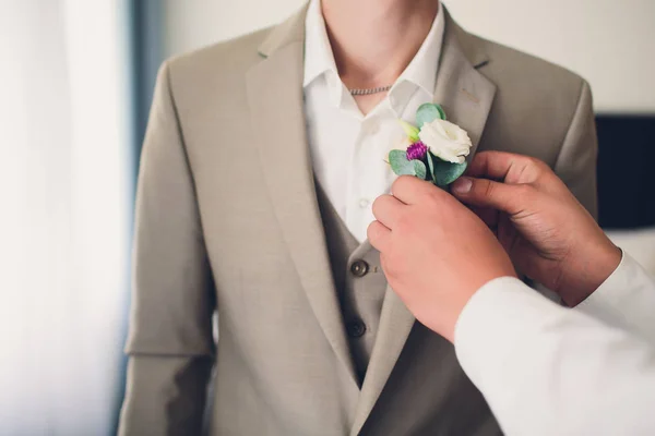 El novio lleva un boutonniere, una chaqueta gris . —  Fotos de Stock