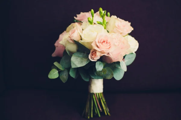 Schöner Hochzeitsstrauß aus weißen und rosa Rosen auf schwarzem Hintergrund. — Stockfoto