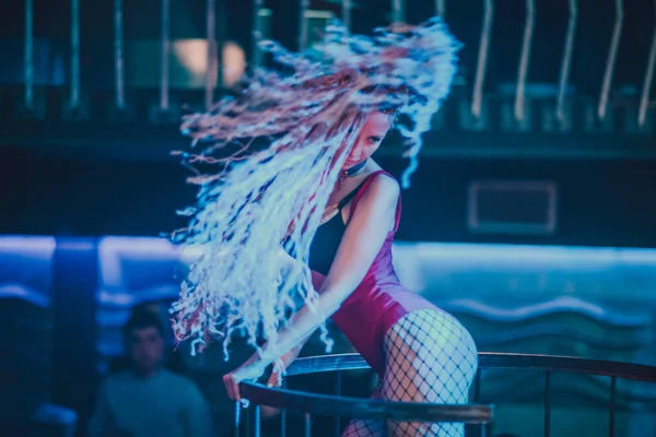 Hermosa joven bailando en el club nocturno . — Foto de Stock