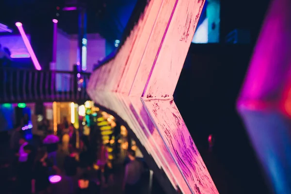 Nachtclub, focus op het balkon, de sfeer van de instelling van een nacht is niet in beeld. — Stockfoto