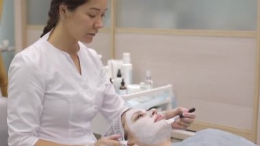 Akne siyah nokta çıkarıcı. Kadın yüzü, Güzellik Kliniği.