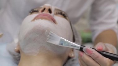 Akne siyah nokta çıkarıcı. Kadın yüzü, Güzellik Kliniği.