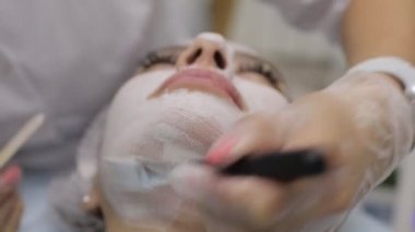 Akne siyah nokta çıkarıcı. Kadın yüzü, Güzellik Kliniği.