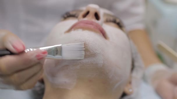 Acne blackhead remover. Kvinnliga ansikte, skönhetsklinik. — Stockvideo