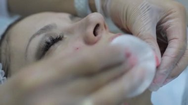 Güzellik uzmanı spa Güzellik Salonu akne tedavisi mekanik aleti kullanarak yapıyor. Kavramı tıbbi tedavi gençleştirme ve Cilt Bakımı.