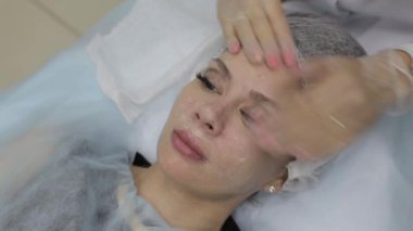 Akne siyah nokta çıkarıcı. Kadın yüzü, Güzellik Kliniği.