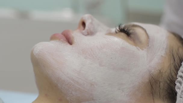 Removedor de acne blackhead. Cara feminina, clínica de beleza . — Vídeo de Stock