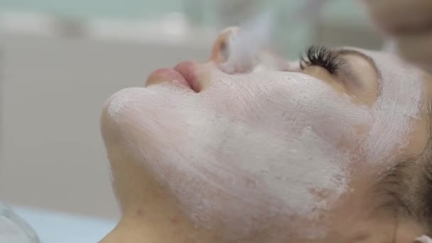 Akné pupínek remover. Ženská tvář, beauty clinic. — Stock video